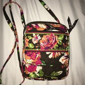 Adorable floral cross body Vera Bradley purse!!